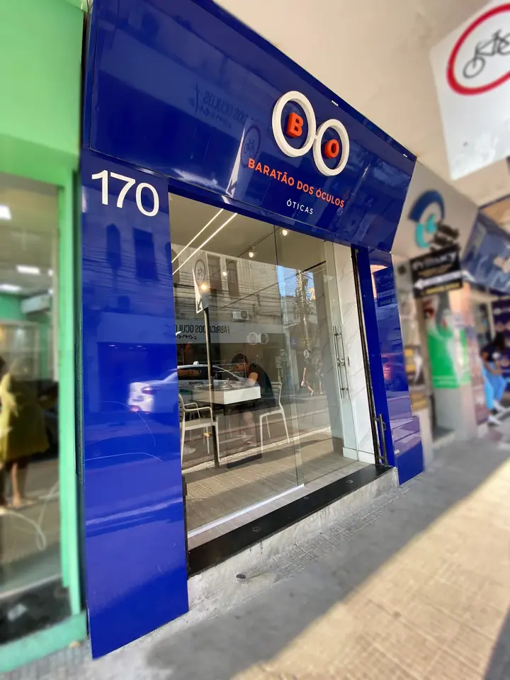 Fachada azul da Óticas Baratão dos Óculos com a logo BO e o número 170, na Rua Pedro Pereira, Centro de Fortaleza